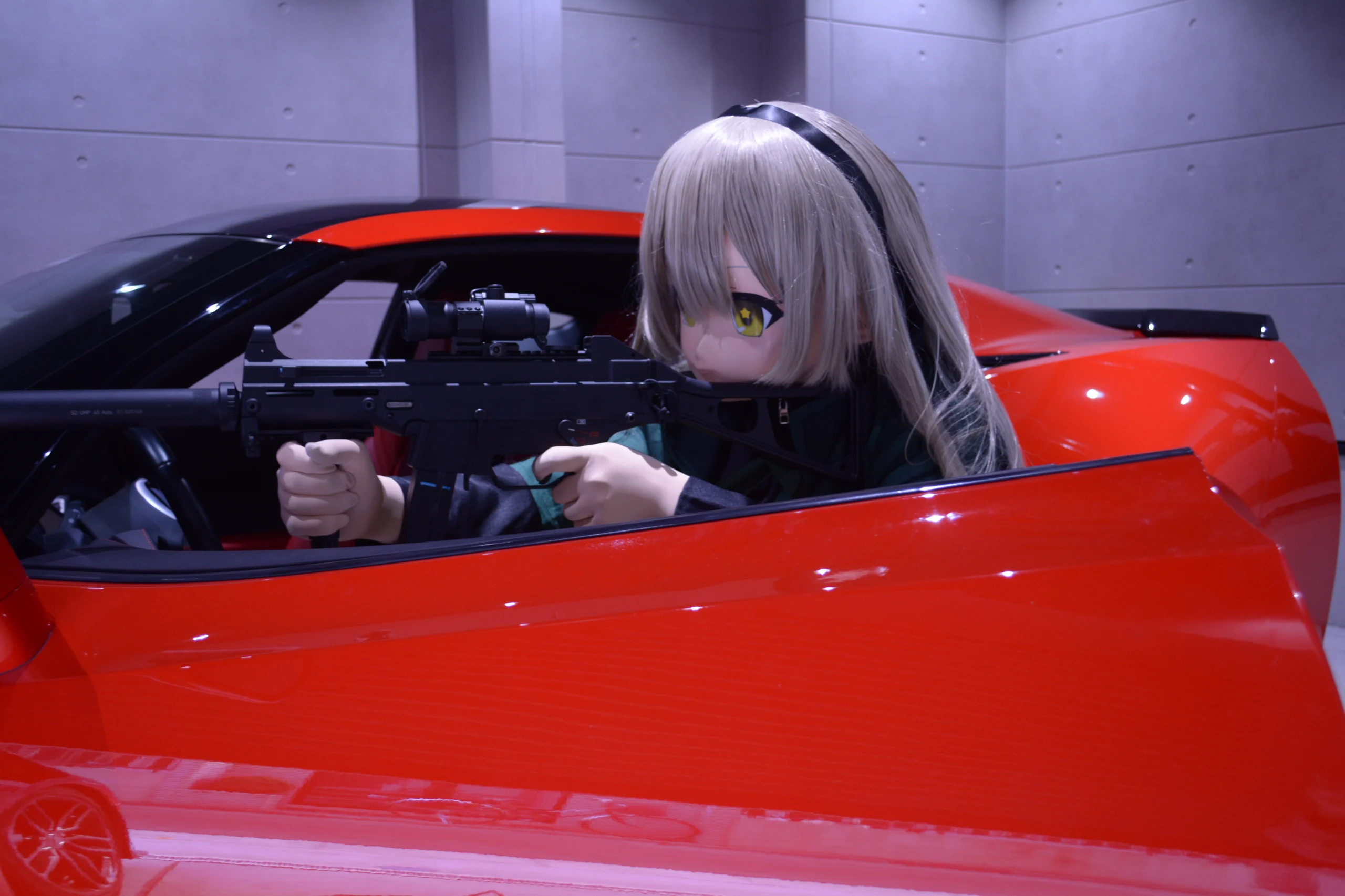 C7 官方图库中 kigurumi 角色与红色跑车的摄影作品