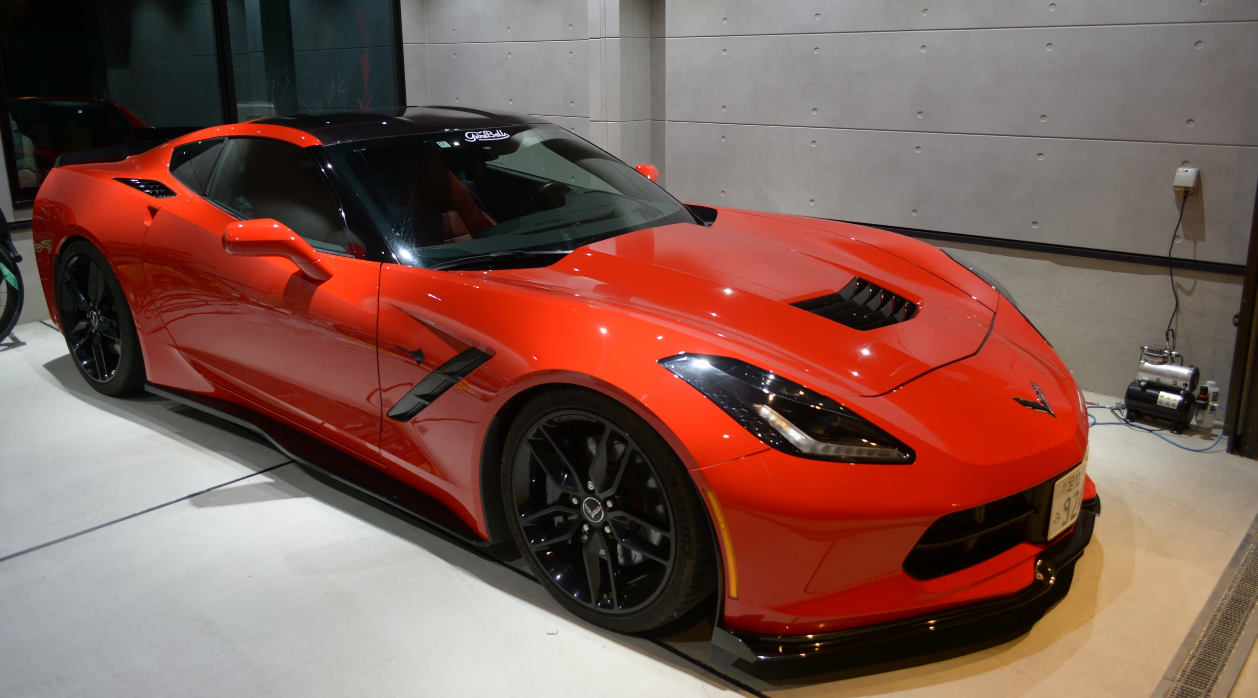 GarageStudioC7 官方展示的车库和红色 Corvette 跑车