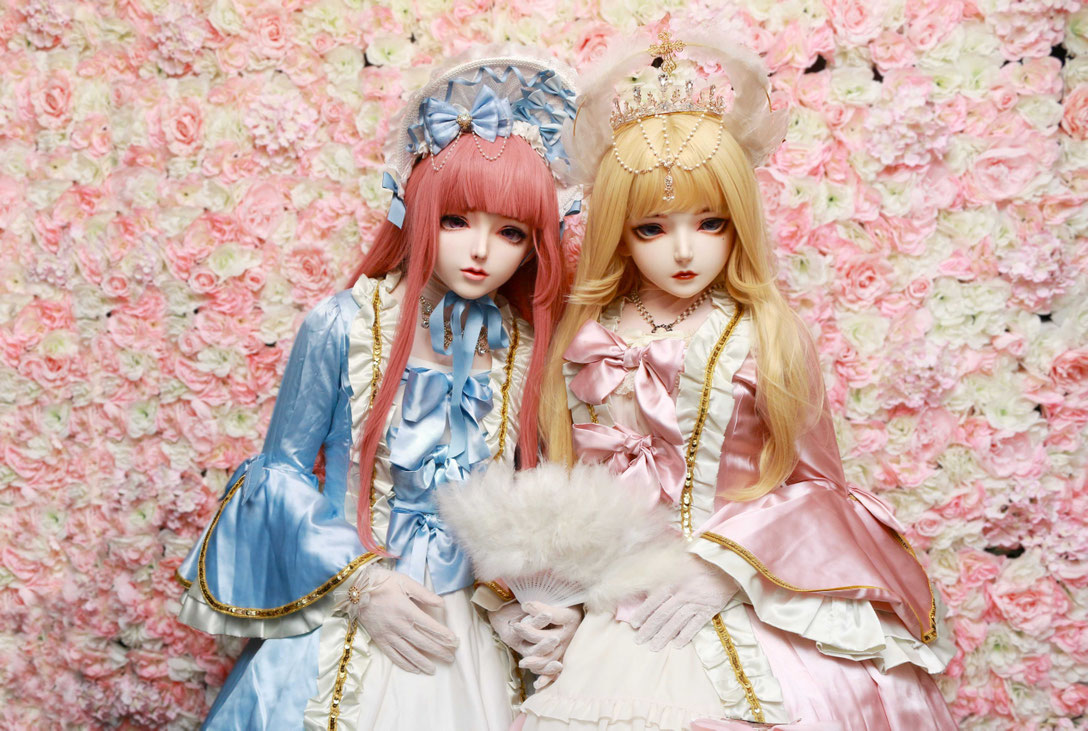 Satellite Door 两款人形 Dollkii 造型与花卉布景